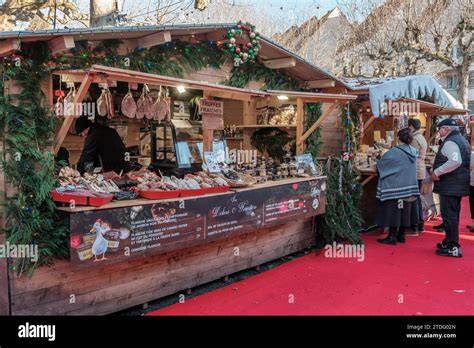 Weihnachtsmarktstand mit Trüffeln und Crêpes