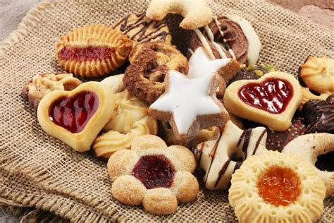 Weihnachtsplätzchen, Ausstecherformen und verzierte Kekse