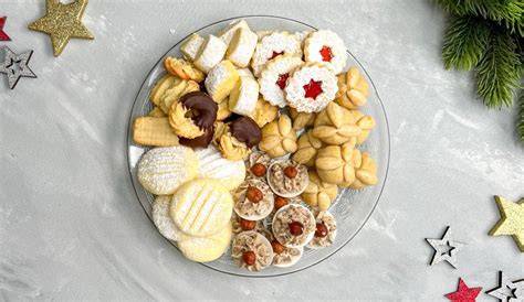 Weihnachtsplätzchen mit Marmeladenfüllung auf einem festlichen Teller