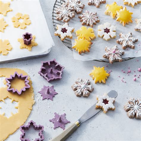 Weihnachtsplätzchen-Ausstecher und Dekoration