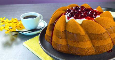 Weihnachtsstern-Dessert mit Kuvertüre-Sternen und Kirschgrütze