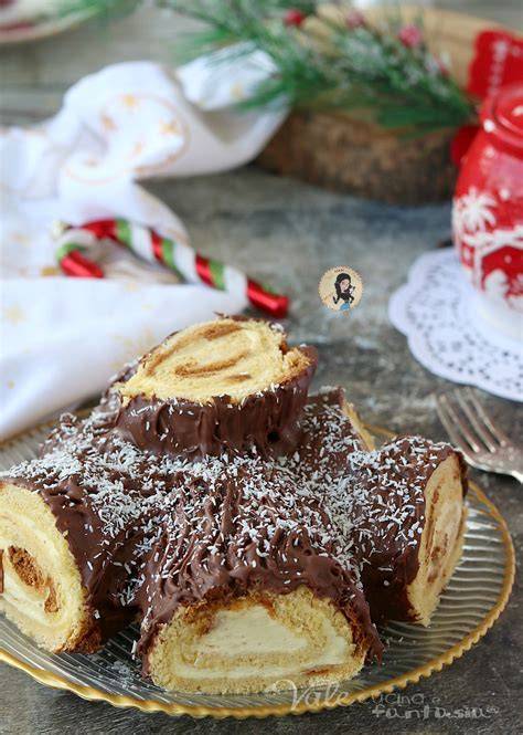 Weihnachtstafel mit Panettone, Pandoro und Tronchetto di Natale