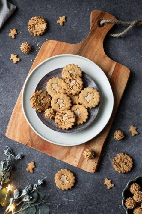 Weihnachtsteller mit Haselnussplätzchen, Krokant und weißer Schokolade (Mood-Foto)