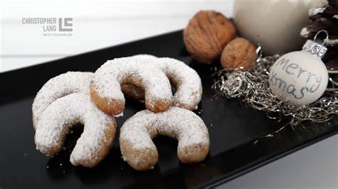 Weihnachtsteller mit Linzer Kipferl, Vanillekipferl und Linzeraugen