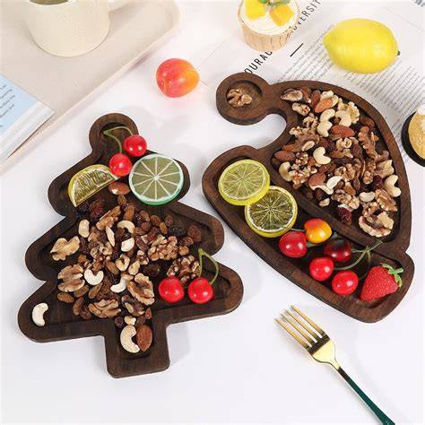 Weihnachtsteller mit Marzipan-Kipferln, Vanillekipferln und Deko