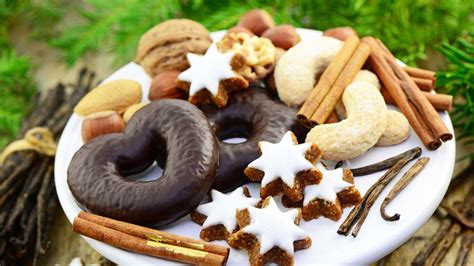 Weihnachtsteller mit Rumrosinen-Keksen und Mandeln