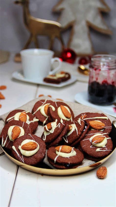 Weihnachtsteller mit Schokoladenbrot, Plätzchen und Mandeln