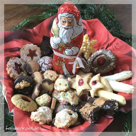 Weihnachtsteller mit bunten Marmeladenplätzchen