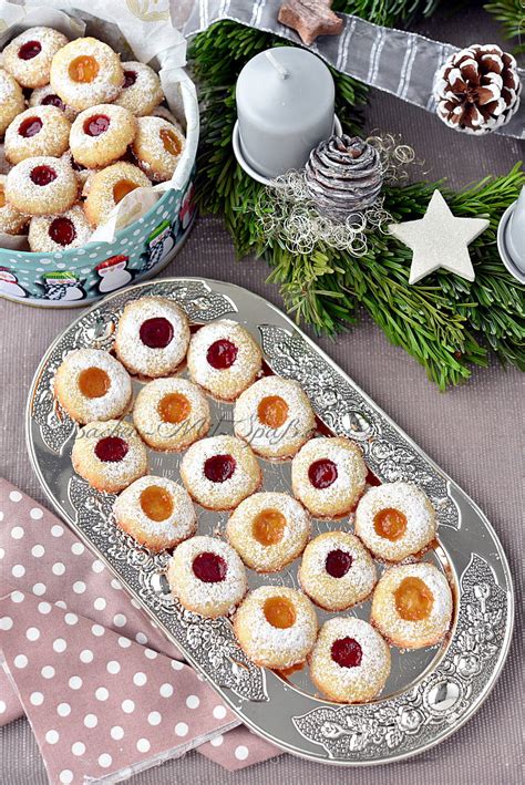 Weihnachtsteller mit gemischten Marmeladeplätzchen und Engelsaugen