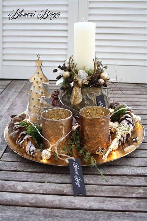 Weihnachtsteller mit gesunden Dattelkeksen und festlicher Dekoration