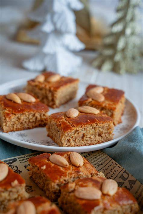 Weihnachtsteller mit veganen Süßigkeiten (Spekulatius, Dominosteine, Marzipan)