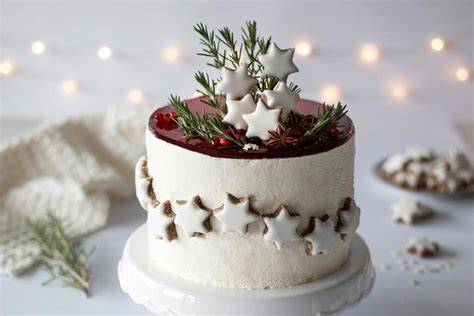 Weihnachtstorte mit dekorativem Fondant, Zimtsternen und goldenen Pralinen