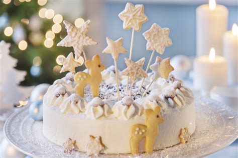 Weihnachtstorte mit eleganten Fondant-Sternen und Perlenrand