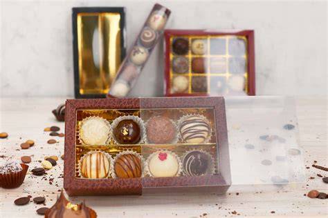 Weihnachtsverpackungen: Gold und Bordeaux für Pralinen