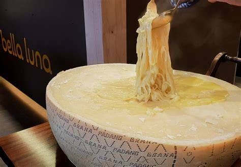 Weinbar Bocconcino - Fettuccine im Parmesanlaib