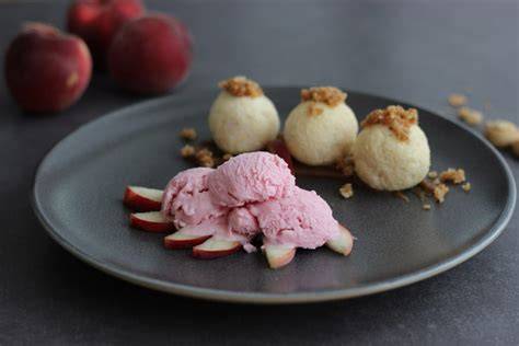 Weinbergpfirsich-Sorbet und Eis