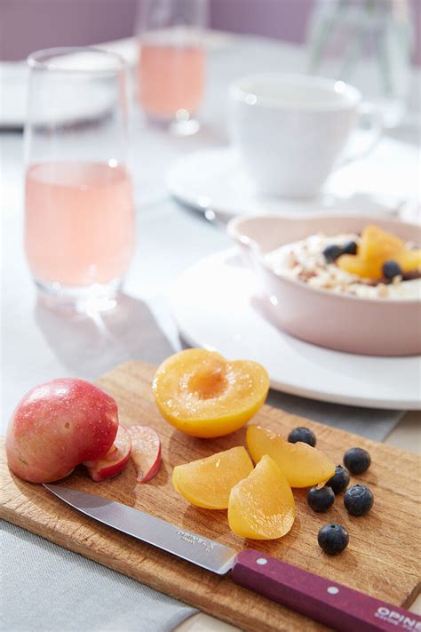 Weinbergpfirsiche und Heidelbeeren auf Holzbrett