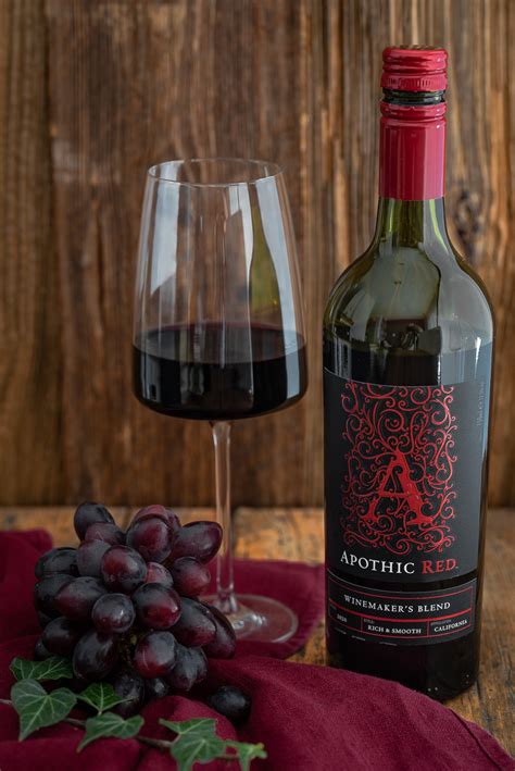Weinempfehlung zu Rotweinbirnen: Flasche Apothic Red mit Dekor