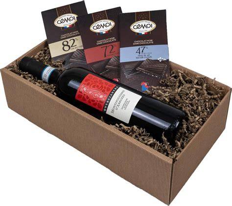 Weinflaschen und Schokoladentafeln als Geschenkset