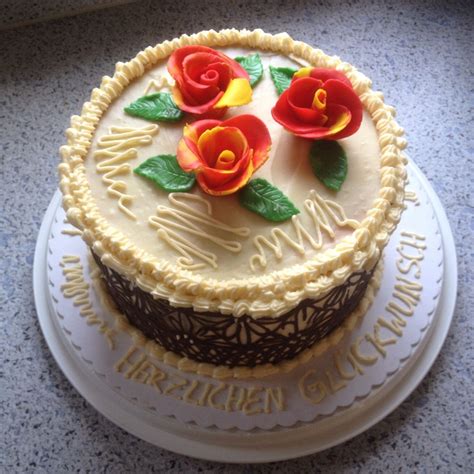 Weinkisten-Torte mit Schokoladendeko und Modellierschokolade-Trauben