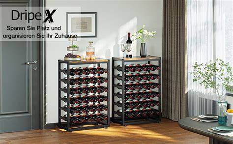 Weinregal mit trocken beschrifteten Flaschen
