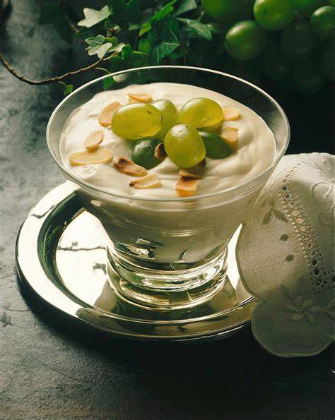 Weintrauben auf Joghurtcreme, Nahaufnahme