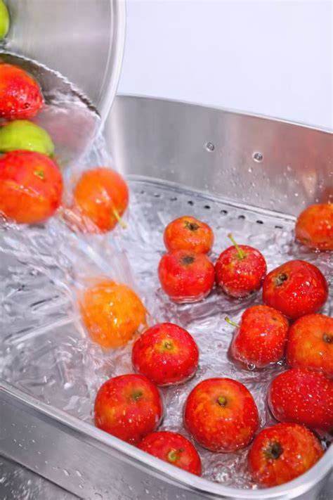 Weintrauben in Zuckersirup tauchen