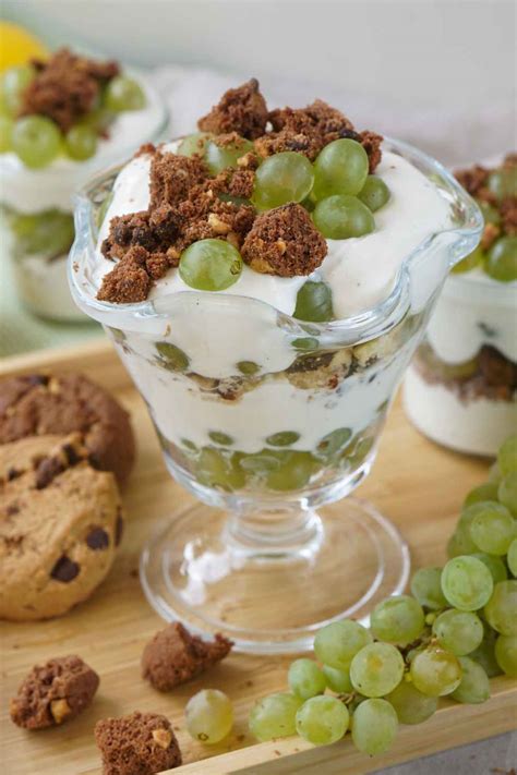 Weintrauben und Cookies auf einem Dessert