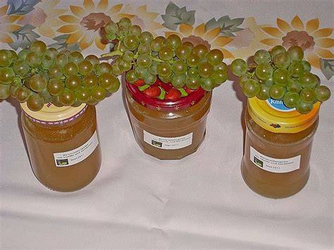 Weintrauben und Marmeladengläser