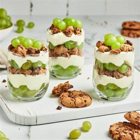 Weintrauben und Schichtdessert im Glas