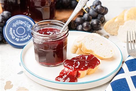 Weintraubenmarmelade auf Frühstücksbrot