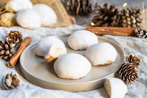 Weiss Lebkuchen auf Teller mit Puderzuckerglasur