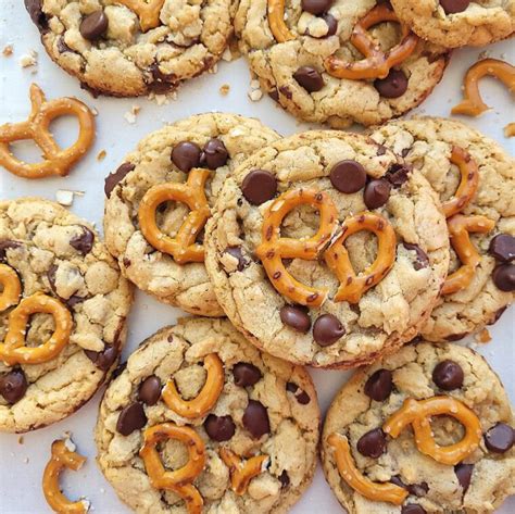 Weisse Chocolate Pretzel Cookies auf Kuchengitter