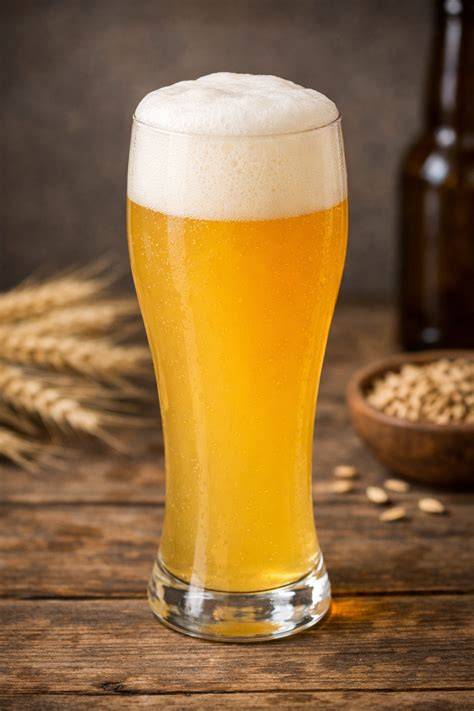 Weizenglas mit alkoholfreiem Hefeweizen und stabilem Schaum