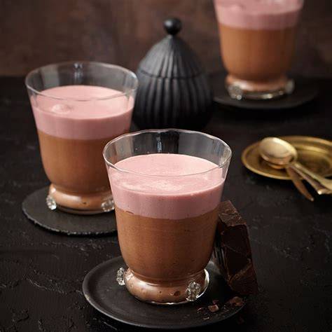 Welfenspeise im Glas mit Zartbittercreme und Rotwein-Himbeer-Sabayon