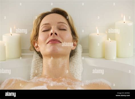 Wellness-Moment: Frau genießt DIY-Salz-Honig-Peeling bei Kerzenschein