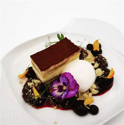 Welt der Desserts: Karte mit Klassikern und Zutaten