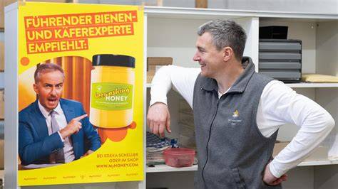 Werbeaufsteller mit Böhmermann und Beewashing-Honey