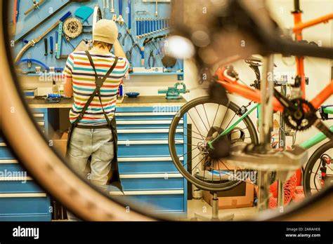 Werkstatt Mechaniker überprüft Fahrrad
