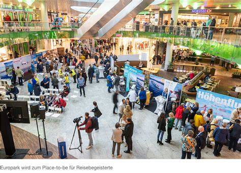 Werksverkauf Innenansicht mit Verkaufsflächen und Besucher