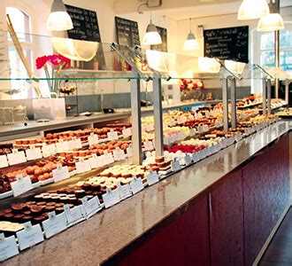 Werksverkauf Ladenfläche mit Pralinen und Schokoladen in Berlin-Tegel