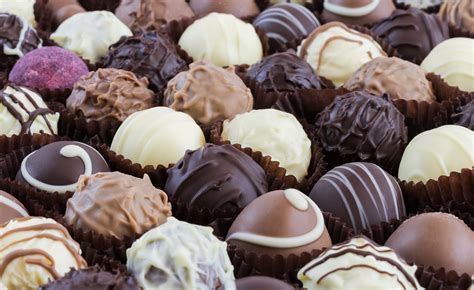 Werksverkauf mit Regalen voller Pralinen