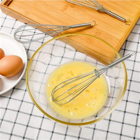 Werkzeuge: Schneebesen, Tortenring, Mixer, Sieb