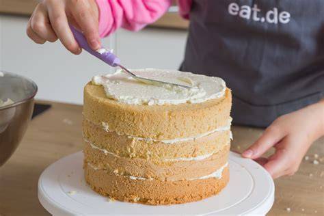 Werkzeuge zum Einstreichen und Glätten einer Torte