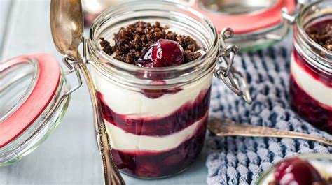 Westfälische Götterspeise Schichtdessert mit Pumpernickel und Kirschen