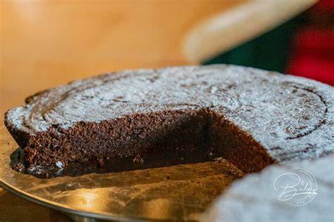 Whiskey Schokoladenkuchen aufgeschnitten, Nahaufnahme der feuchten Krume