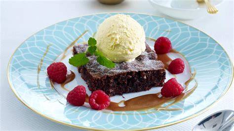 Whiskey Schokoladenkuchen mit Vanilleeis und Sahne