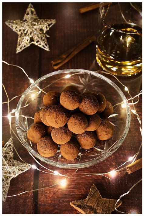 Whisky Trüffel on a festive plate with Ceylon Zimt