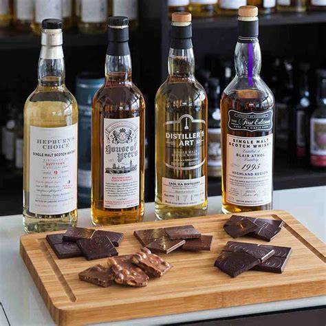 Whisky und Schokolade auf Küchentisch