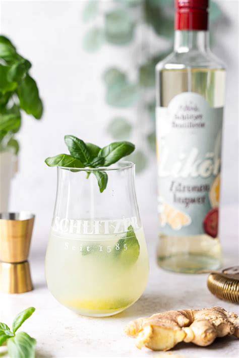 White Basil Cocktail, Glas mit Basilikumblatt garniert